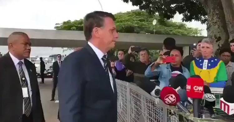 Bolsonaro responde apoiadores com grosseria