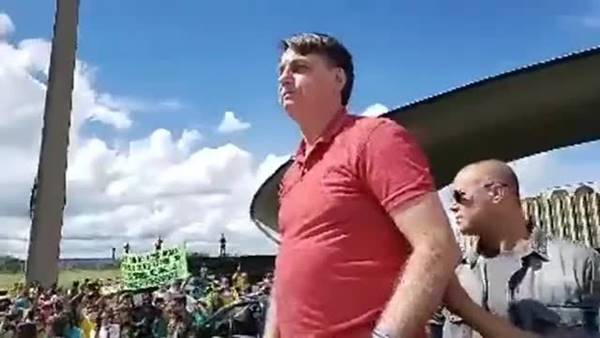 bolsonaro faz discurso para manifestantes