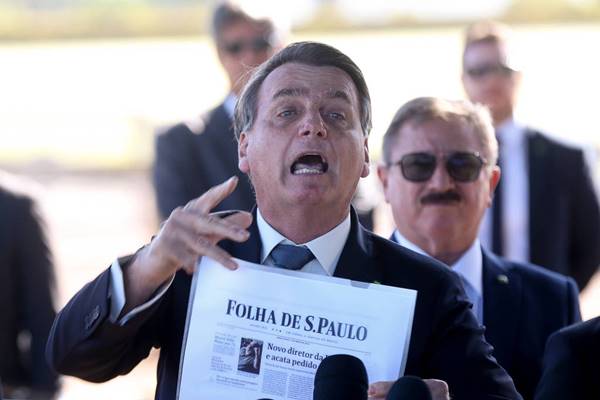 Bolsonaro manda repórteres calarem a boca