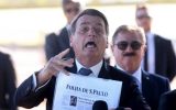 Bolsonaro manda repórteres calarem a boca
