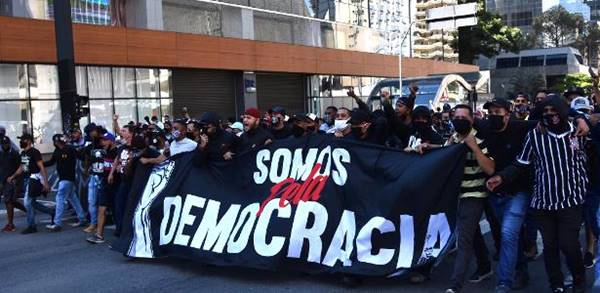 Torcedores do Palmeiras e Corinthians se unem em protesto contra Bolsonaro