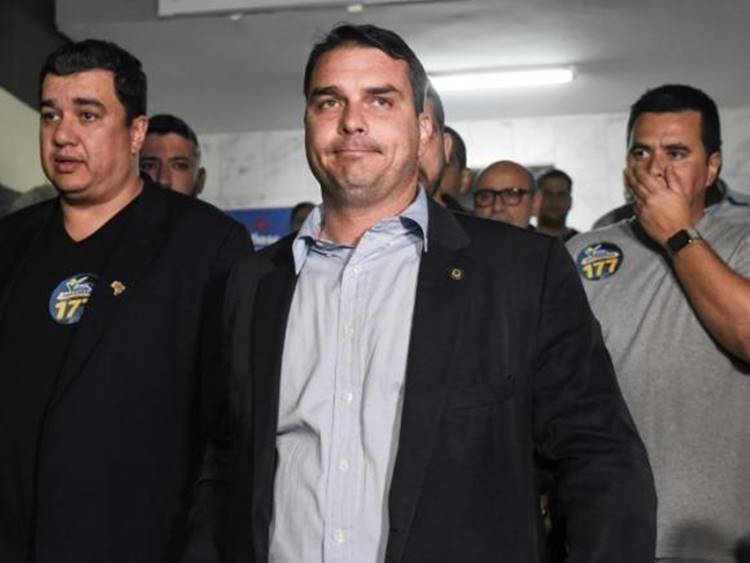 Flávio Bolsonaro é apontado como chefe de quadrilha