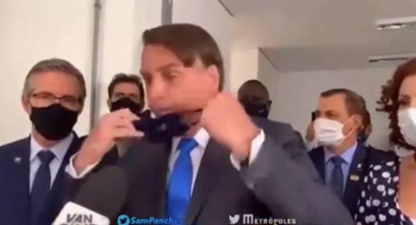 Bolsonaro surta e agride repórter