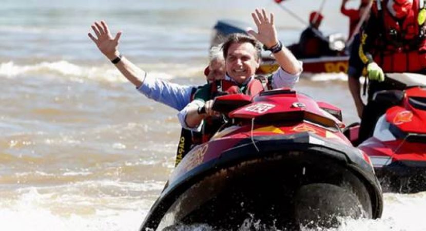 Bolsonaro tirou férias com dinheiro publico custando mais de R$900 mil