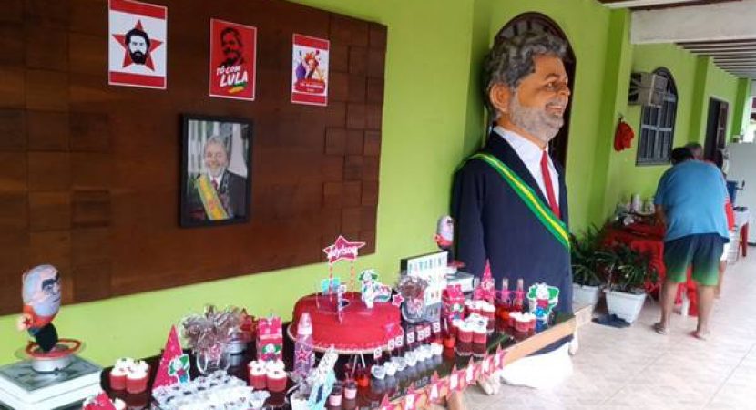 Petista faz sucesso na internet com festa de aniversário temática sobre Lula