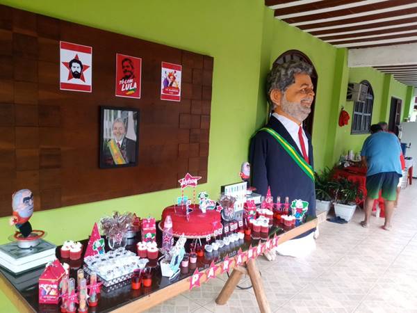 Petista faz sucesso na internet com festa de aniversário temática sobre Lula