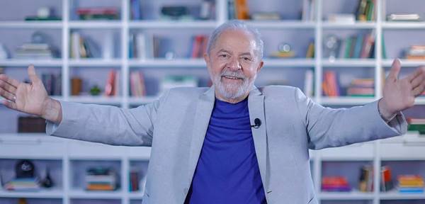 Lula chega a 62% e ganha de todos os candidatos