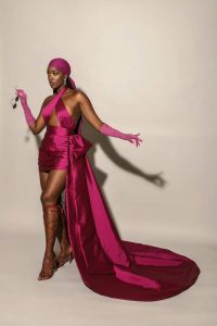 Iza Nua - Fotos da cantora Iza Pelada - Audiência da TV