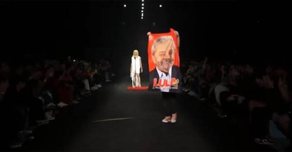 Público delira com toalha de Lula no encerramento da São Paulo Fashion Week