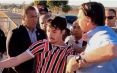 Desesperado Bolsonaro tenta agredir manifestante