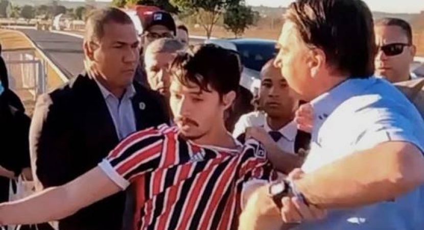 Desesperado Bolsonaro tenta agredir manifestante