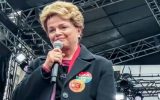 Dilma é aclamada no Anhamgabaú e se emociona com carinho do público