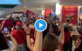 Pessoas lotam shopping em Brasília e cantam