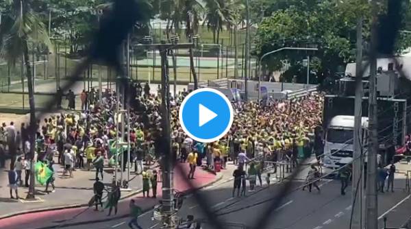 Ato de Bolsonaro em Recife fracasso e da menos de mil pessoas presentes