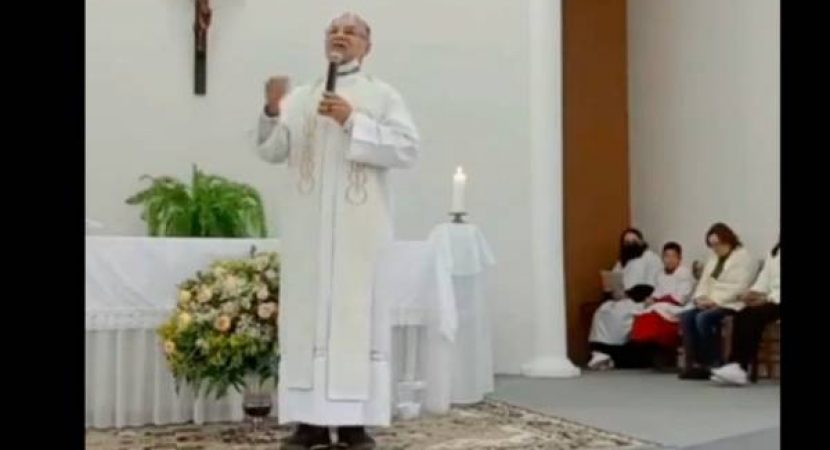 Bolsonaristas interrompem missa e ameaçam padre pra fazer campanha a Bolsonaro