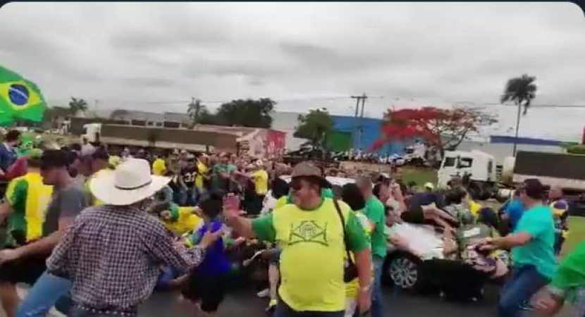 Carro atropela bolsonaristas durante bloqueio em estrada em Mirassol