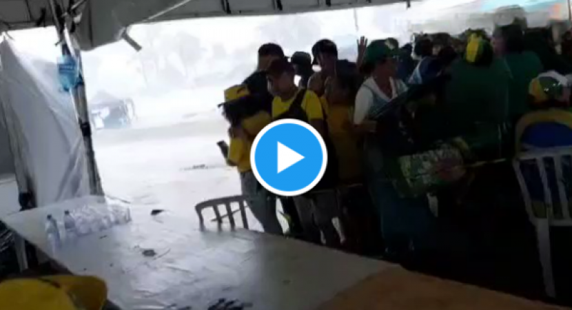Chuva forte em Brasília arrasta barracas de Bolsonaristas acampados que entram em desespero
