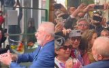 Lula é surpreendido por multidão gritando seu nome e pedindo foto na saída de restaurante em Portugal