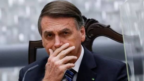 Nenhum apoiador de Bolsonaro o aguarda na sede da PF, onde ele presta depoimento sobre as joias