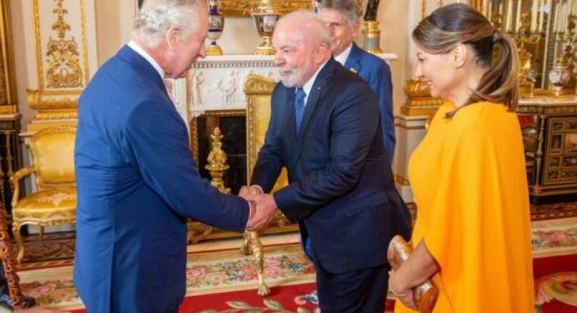 Lula faz sucesso em Londres e Charles III pede que o presidente cuide da Amazônia