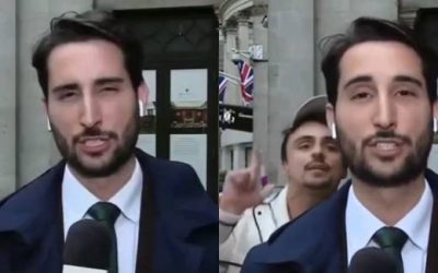 Reporter da Globo é surpreendido em Londres com homem fazendo o L e dizendo